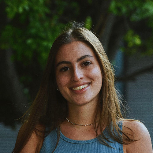 Retrato de una joven sonriendo, testimonio de alumna